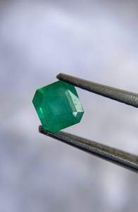 ESMERALDA NATURAL DESLUMBRANTE DE 4.60X4.80MM CON CORTES EN FORMA DE OCTÁGONO. HERMOSA ESMERALDA PARA JOYERÍA. - Product Image 2