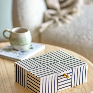 Boîte à bijoux décorative en résine écologique avec incrustation de motifs traditionnels, taille personnalisée, idée de rangement et de cadeau en provenance d'Inde - Product Image 2