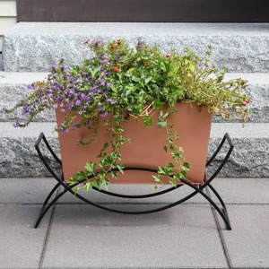 Vase de sol moderne Glided Bloom gris et noir sur support en métal noir, design minimaliste, fabrication artisanale - Product Image 4
