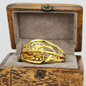 Bague en or à fleurs abstraites |   Design à six pétales avec des motifs en spirale fluides |   Élégant 2,320 grammes Port quotidien - Product Image 2