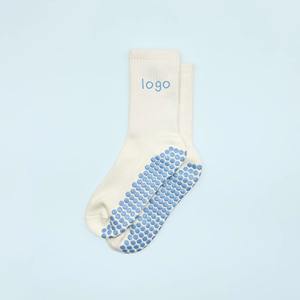 Chaussettes de Pilates antidérapantes à logo personnalisé pour femmes et enfants, semelle intégrale, motif à pois bleu pastel, 100 % coton, chaussettes de yoga pour studio, vente en gros - Product Image 3
