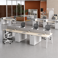 Bureau de travail commercial moderne double face avec dessus imitation bois, écrans d'intimité gris et rangement sur piédestal