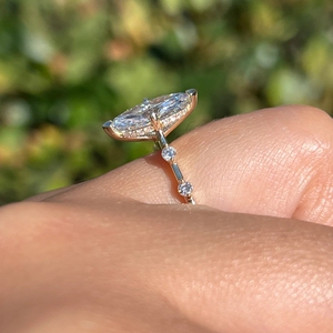 Anillo de Compromiso y Boda Clásico de Lujo con Diamante Ovalado de 2.35 Quilates Cultivado en Laboratorio, Certificado IGI, Chapado en Oro de 14K y Engaste Invisible - Product Image 4