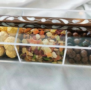 Boîte de rangement et de présentation en acrylique de luxe, avec couvercle en bois incrusté de nacre, fabriquée à la main, pour la décoration des célébrations du Ramadan et de l'Aïd - Product Image 5