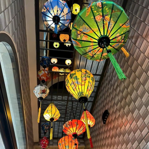 Lanterne en soie vietnamienne artisanale, luminaire décoratif suspendu en tissu pour mariage, événement, restaurant, hôtel, décoration d'ambiance à domicile - Product Image 6