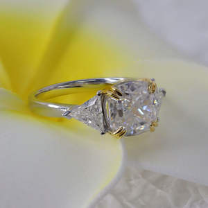 Anillo de compromiso y boda de tres piedras con moissanita de corte cojín de 4 quilates, bicolor, de plata de ley 925, moderno, para fiesta, regalo de aniversario para mujer - Product Image 4