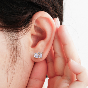 Pendientes Pequeños de Plata de Ley 925 con Tres Piedras de Circonita Cúbica de Corte Baguette Brillante y Geométrico de Moda para Boda - Product Image 1