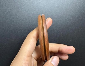 Pulsera de madera hecha a mano de alta calidad, moderna, con cuentas de colores personalizados, ecológica, duradera, artesanía natural. - Product Image 3