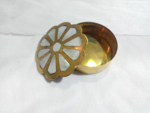 Mini boîte distinctive en laiton et nacre incrustée, fabriquée à la main en Inde pour les projets de vente au détail et d'hôtellerie haut de gamme - Product Image 2
