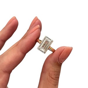 Bague de fiançailles moderne avec diamant de laboratoire taille baguette de 2 carats et sertissage cathédrale - Product Image 4