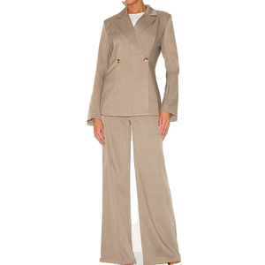 Blazer de mujer OEM de doble botonadura con solapa de pico y hombros acolchados, chaqueta de traje a medida para oficina, venta al por mayor, ropa de trabajo personalizada para oficina - Product Image 2