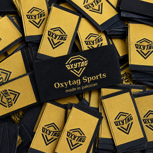 Étiquettes tissées Oxytag Sports, étiquettes principales rectangulaires brodées en tissu, fabriquées au Pakistan, pour vêtements, prix bas, vente en gros OEM. - Product Image 6