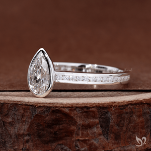 Elegante anillo de compromiso con diamante de laboratorio de corte pera de 1.00 ct y banda de canal elegante en oro blanco de 10k - Product Image 2