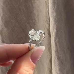 Bagues de fiançailles et de mariage solitaires en diamant ovale de laboratoire avec pierres d'accentuation rondes, classiques pour femmes, personnalisées en or massif 10K 14K, vente en gros - Product Image 4