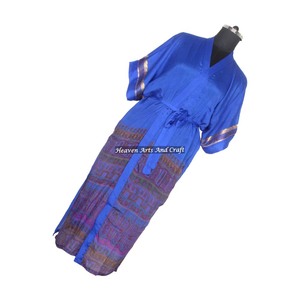 เสื้อคลุมไหมซารีทำมือสไตล์วินเทจ KL017 สวยงามลายดอกไม้โบฮีเมียน ชุดเดรสยาวสำหรับฤดูหนาว พร้อมเข็มขัดรัดเอว ดีไซน์หรูหราสไตล์กิโมโน - Product Image 1