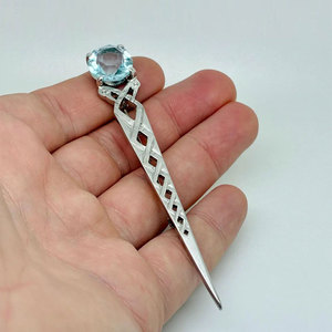 Accesorio Tradicional Vintage en Tono Plateado con Amatista Sintética, Broche Grande con Nudo Celta Escocés para Kilt - Product Image 1