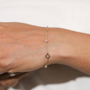 Bracelet délicat en or massif 14 carats avec trèfle ouvert, diamants naturels et de laboratoire, bijou d'amitié, cadeau d'anniversaire pour femme - Product Image 1