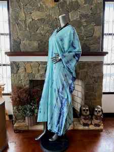 Robe caftan en rayonne tie-dye Shibori turquoise, style bohème, coupe décontractée, idéale pour la plage et les vacances d'été - Product Image 2
