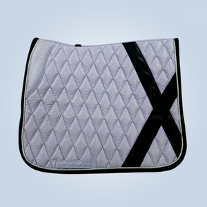 Al por mayor OEM Manta de silla de montar para equitación de doma y salto, acolchada con diamantes, con brillo de lavanda, diseño de rayas negras diagonales y purpurina - Product Image 1