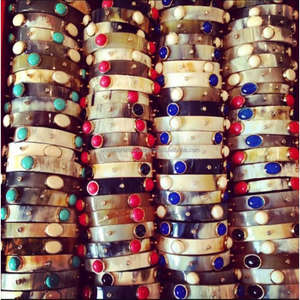 Ensemble de bracelets en corne RingRoot à coupe plate Fusion artisanale de style animal contemporain dans des conceptions minces et larges Bracelets à bord plat - Product Image 4