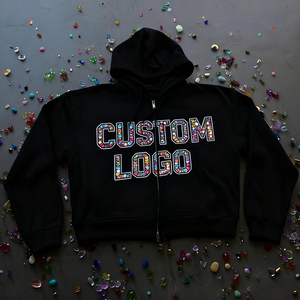 Sudadera con capucha y cremallera extragrande para hombre, con logo de diamantes de imitación personalizado en la parte delantera, estilo streetwear, y pantalones cargo rosas a juego. - Product Image 2