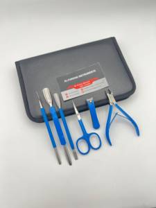 Ensemble de 6 outils de manucure et pédicure en acier inoxydable avec poignées bleues, coupe-ongles, pince à cuticules, pousse-cuticules, ciseaux - Product Image 1