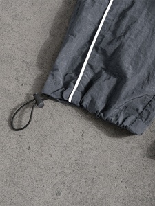 Pantalon de survêtement blanc ample et tendance pour homme avec empiècements latéraux noirs et détails de passepoil blanc - Coupe décontractée, style sportif et décontracté - Product Image 5