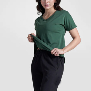 T-shirts pour femmes à col en V surdimensionnés, style été, vente en gros, logo imprimé personnalisé, t-shirts unis à manches courtes pour femmes, fabriqués au Pakistan - Product Image 4