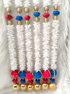 Guirlande de fleurs de jasmin pour toile de fond de mariage |   Guirlande de pompons Ghoongroo |   Décoration suspendue pour Sangeet, Mehndi, Haldi et Nikah d'Inde du Sud - Product Image 4