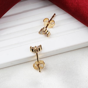 Boucles d'oreilles clous en argent sterling 925 massif plaqué or avec trois pierres de diamant naturel rondes, collection Memoria Jewels - Product Image 6