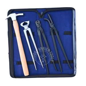 Kit d'outils robustes pour le démontage de sabots de ferme en valise, avec extracteur de clous, décloucheur noir, crocheteur et marteau de ferme - Product Image 1