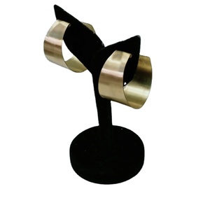 Boucles d'oreilles en métal laiton doré, finition mate, design surdimensionné en forme de cercle, bracelets de fête à la mode, bracelets inclus - Product Image 1