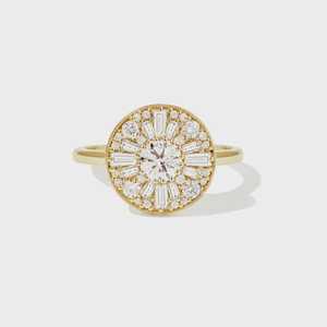 Anillo de Compromiso Art Deco Vintage Personalizado con Halo, Banda Moderna, Diamantes Redondos y Baguette Cultivados en Laboratorio, Oro Sólido de 14K, Venta al Por Mayor - Product Image 1
