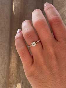 Bague de promesse solitaire en or massif 14 carats avec diamant de laboratoire, demi-pavé et bandes accentuées, prix d'usine, fabrication en gros - Product Image 5