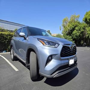 Toyota Highlander Turbo FWD SUV en excellent état, intérieur cuir foncé, occasion en bon état, livraison rapide, en stock - Product Image 2