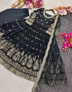 ชุดราตรีสีดำแบบยาวถึงข้อเท้า ดีไซน์สวยงาม ผ้าจอร์เจตต์ ประดับเลื่อมอย่างหรูหรา เหมาะสำหรับงานปาร์ตี้ - Product Image 5