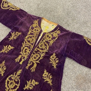 Túnica de Terciopelo Morado Bordada a Mano al por Mayor, Terciopelo Premium con Hilo Metálico Dorado Bordado a Mano - Product Image 6
