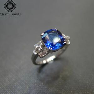 Anillo de compromiso clásico de moissanita con corte cojín, chapado en oro y plata 925, con engaste de puntas, para mujer - Product Image 2
