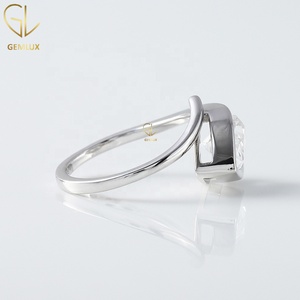 Anillo de compromiso solitario con moissanita talla pera y diseño en espiral, anillo de boda de oro blanco de 10K con engaste de media montura de este a oeste para mujer - Product Image 5