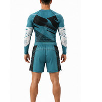 Ensemble rashguard et short MMA personnalisé avec design athlétique professionnel, tissu respirant pour la lutte, le fitness et l'exercice.