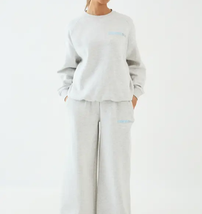 Conjunto de Sudadera Premium con Cuello Redondo y Pantalones Jogger para Mujer, con Logotipo Personalizado, OEM, ODM, Marca Privada, Fabricante Mayorista, Acabado Acanalado - Product Image 2