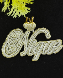 Colgante de Letra Nique Chapado en Oro de 18K con Moissanita de Corte Brillante Redondo y Microincrustaciones, Amuleto de Lujo Temático, Unisex para Uso Diario - Product Image 1