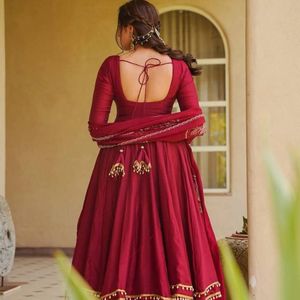 AARIKA TEXTILE Ensemble Anarkali en Soie Romaine de Créateur, avec Palazzo et Dupatta en Soie Chanderi Brodé, Coupe Ample Longueur Ras du Sol, pour Mariage Femme - Product Image 5