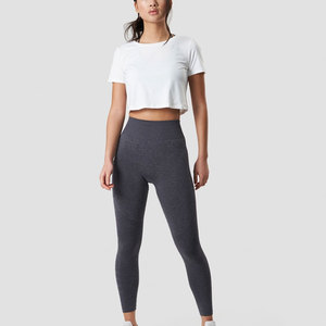 T-shirt court noir uni en coton tricoté 100% pour femme, col rond, épaules tombantes, coupe décontractée, avec détails perforés, idéal pour l'été - Product Image 2