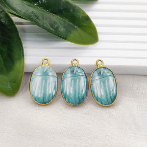 Colgante de cuarzo aguamarina tallado a mano con diseño de escarabajo, colgante chapado en oro, dijes tallados de mariquita de aguamarina, proveedores de joyería - Product Image 1