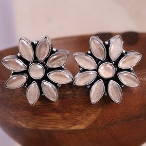 Pendientes de tuerca con engaste floral bohemio de latón chapado en plata antigua para mujer |   Joyería de Aniversario Vintage - Product Image 4