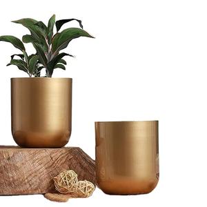 Jarrón de Metal Dorado de Diseño con Acabado Premium para Decoración de Interiores de Lujo para el Hogar, Hoteles y Restaurantes - Product Image 1