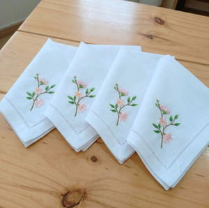 Serviette de table carrée en coton personnalisée, blanche, brodée de fleurs roses, ourlet festonné, lavable en machine, durable, pour avion et maison - Product Image 1