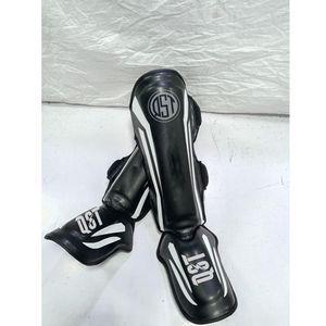 Espinilleras QST de Piel Sintética para Boxeo, Muay Thai y MMA, Ligeras, para Adultos, en Blanco y Negro - Product Image 1