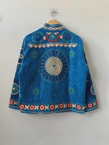 Abrigo de terciopelo bordado Suzani estilo bohemio para mujer, chaqueta corta de invierno hecha a mano, abrigo corto étnico con estampado floral. - Product Image 3
